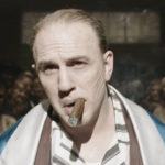 Tom hardy: un irriconoscibile al capone Tom hardy: un irriconoscibile al capone