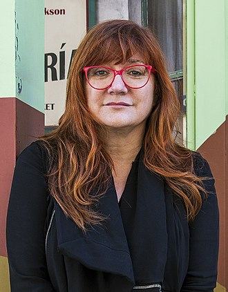 La casa dei libri. Un film garbato e gentile, che parla all'anima.