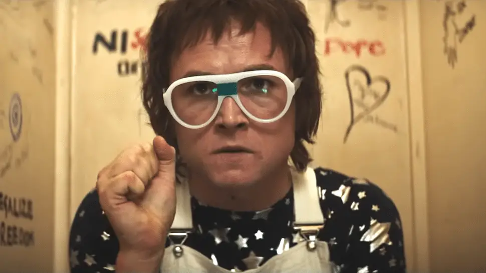 Rocketman: Taron Egerton nei panni di Elton John nelle prime foto ufficiali