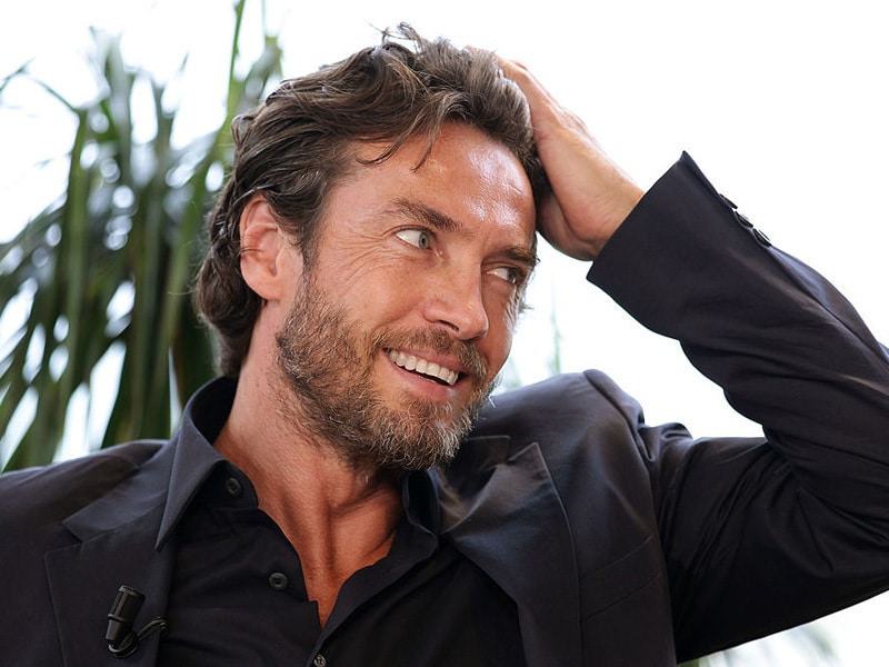 Alessio boni interpreta enrico piaggio nel film rai