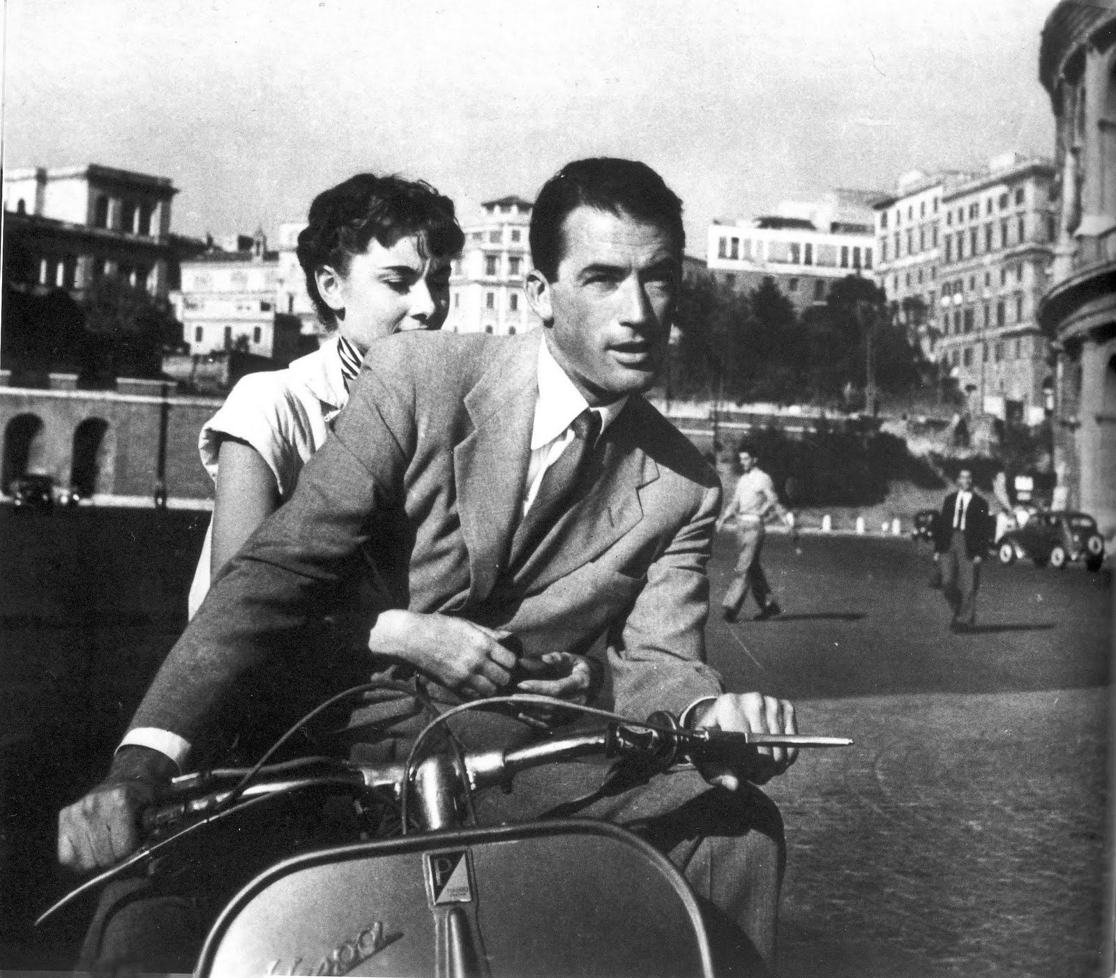 Audrey hepburn e gregory peck sulla vespa in vacanze romane