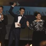 Parasite ai sag award si aggiudica il premio come miglior cast. E' il primo film straniero