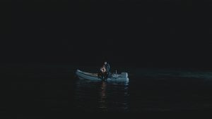 di notte sul mare