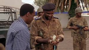 Una delle scene del film Hotel rwanda in cui Paul cerca di comprare la salvezza di alcune persone