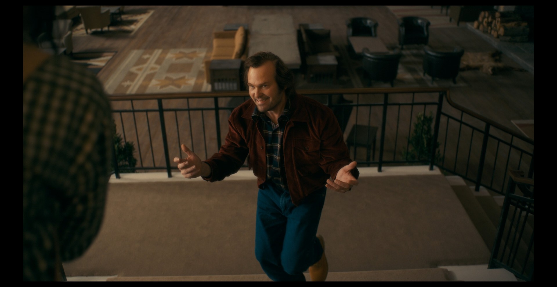 Henry thomas come jack torrance al bar dell'overlook in doctor sleep