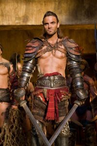 Dustin Clare nei panni di Gannicus nella serie TV Spartacus
