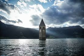 Il campanile di Curon che svetta sul lago