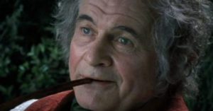 Ian Holm interpreta Bilbo Baggins ne Il Signore degli Anelli