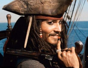 Johnny Depp nei panni di Capitan Jack Sparrow nella serie de I Pirati dei Caraibi