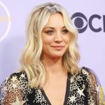 Kaley cuoco vestirà i panni di doris day per la warner media