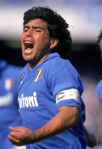 Maradona con la maglia della nazionale italiana
