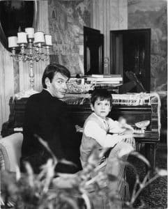 Fabrizio De André e il figlio Cristiano al pianoforte