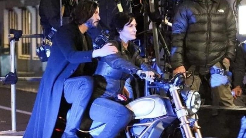 Keanu reeves e carrie-anne moss nella saga di matrix