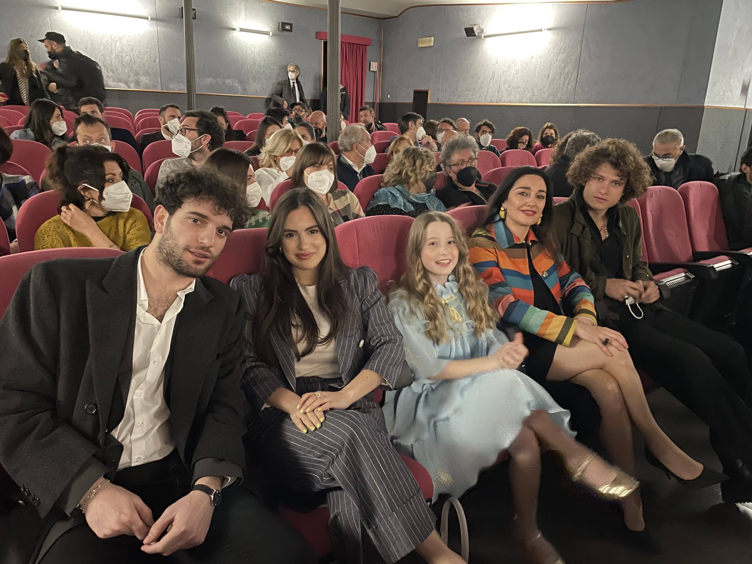 Sala cinema piena per il film La Santa Piccola