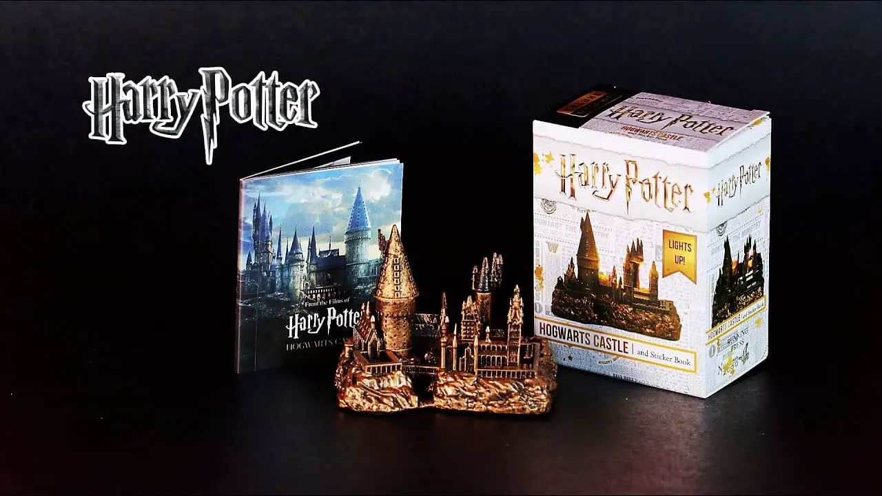 Harry Potter: castello di Hogwarts che si illumina e libro di Sticker