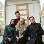 Leigh bardugo con il cast di tenebre e ossa