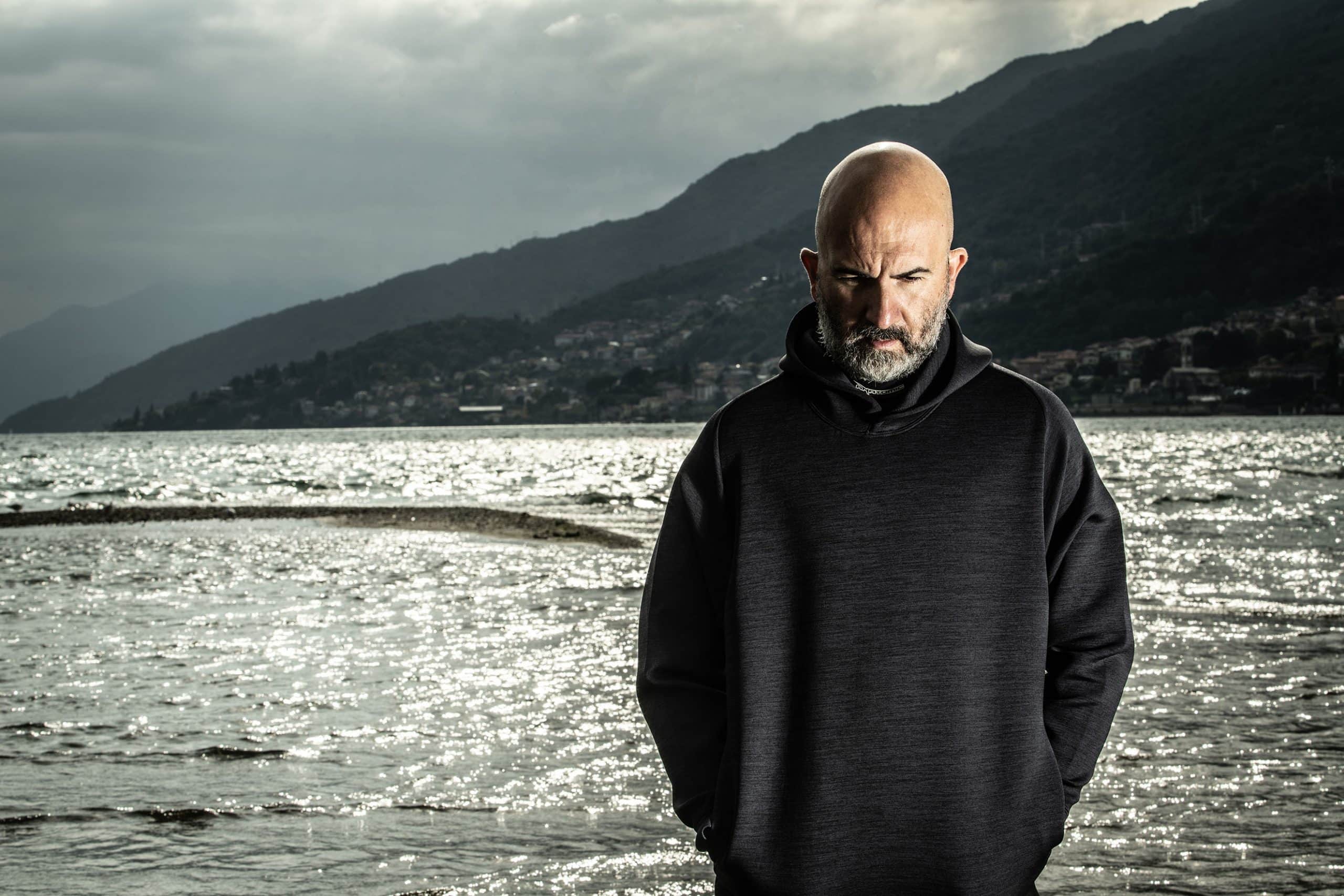 Donato carrisi sul lago di como durante la lavorazione di io sono l'abisso