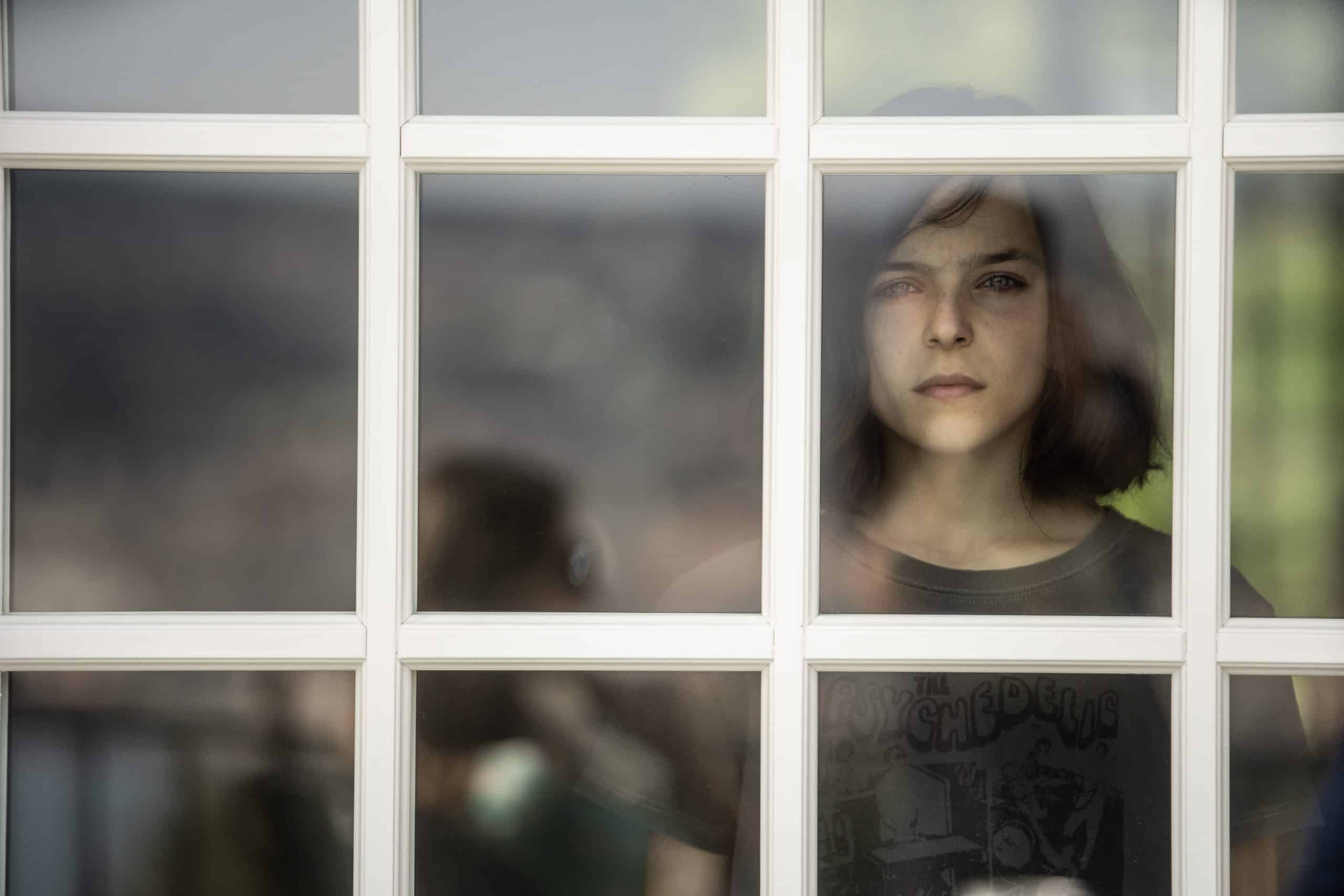 La ragazza col ciuffo viola in io sono l'abisso