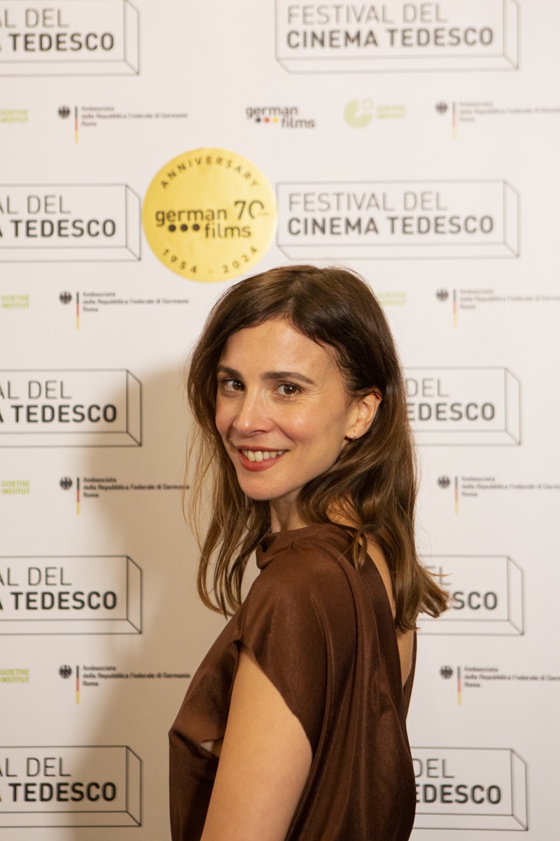 Falling into place di aylin tezel vince il premio del pubblico al festival del cinema tedesco
