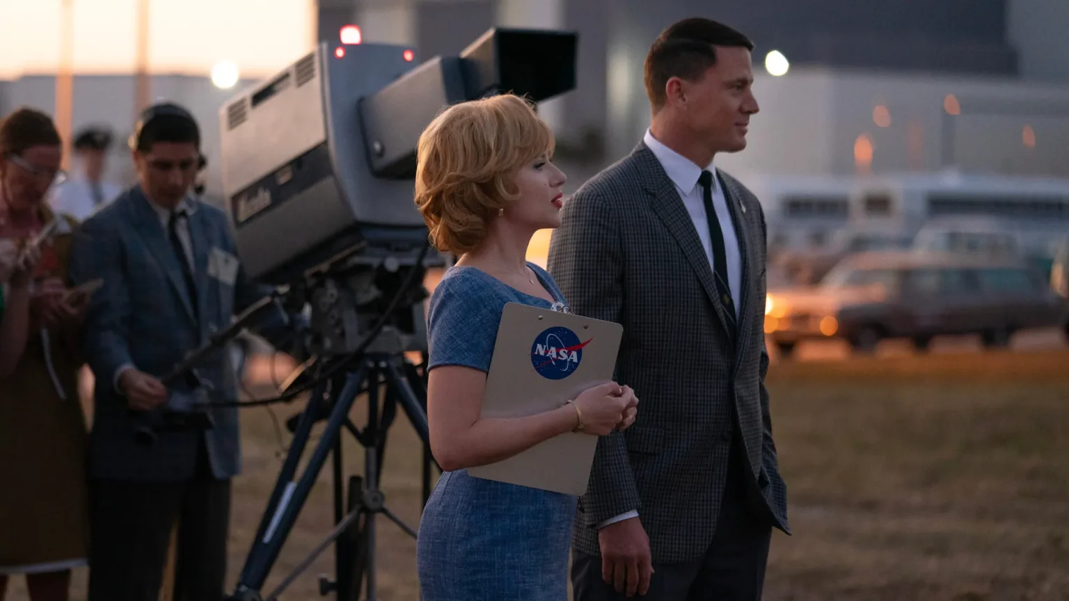 In foto Scarlett Johansson e Channing Tatum in Fly Me to the Moon.