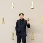 Jonathan glazer: più di 150 artisti a favore