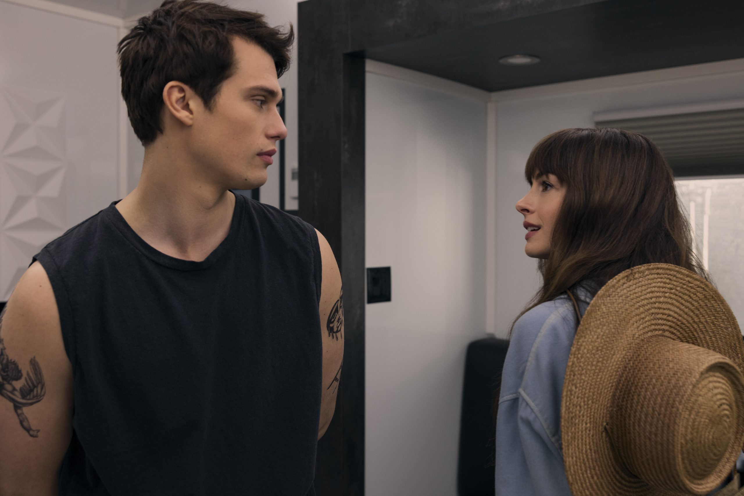 Solène e hayes in una scena di the idea of you