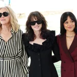 Winona ryder e jenna ortega, una dolce lezione di stile e rispetto a venezia 81