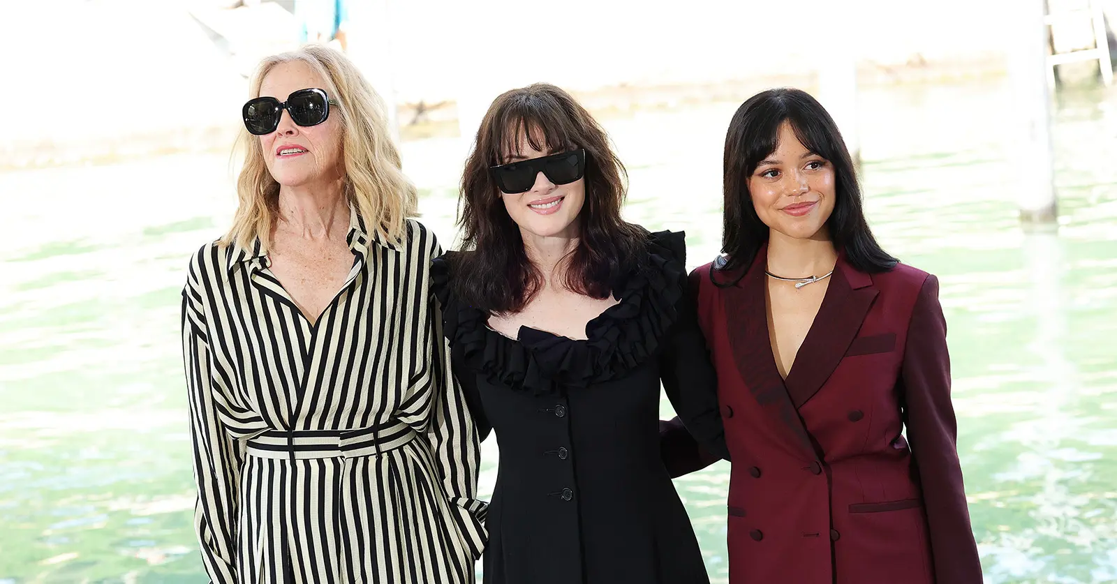 Winona ryder e jenna ortega, una dolce lezione di stile e rispetto a venezia 81