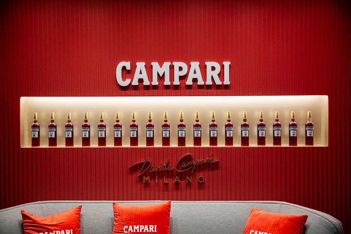 Campari tinge di rosso la biennale di venezia