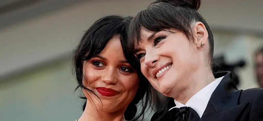 Winona ryder e jenna ortega, una dolce lezione di stile e rispetto a venezia 81