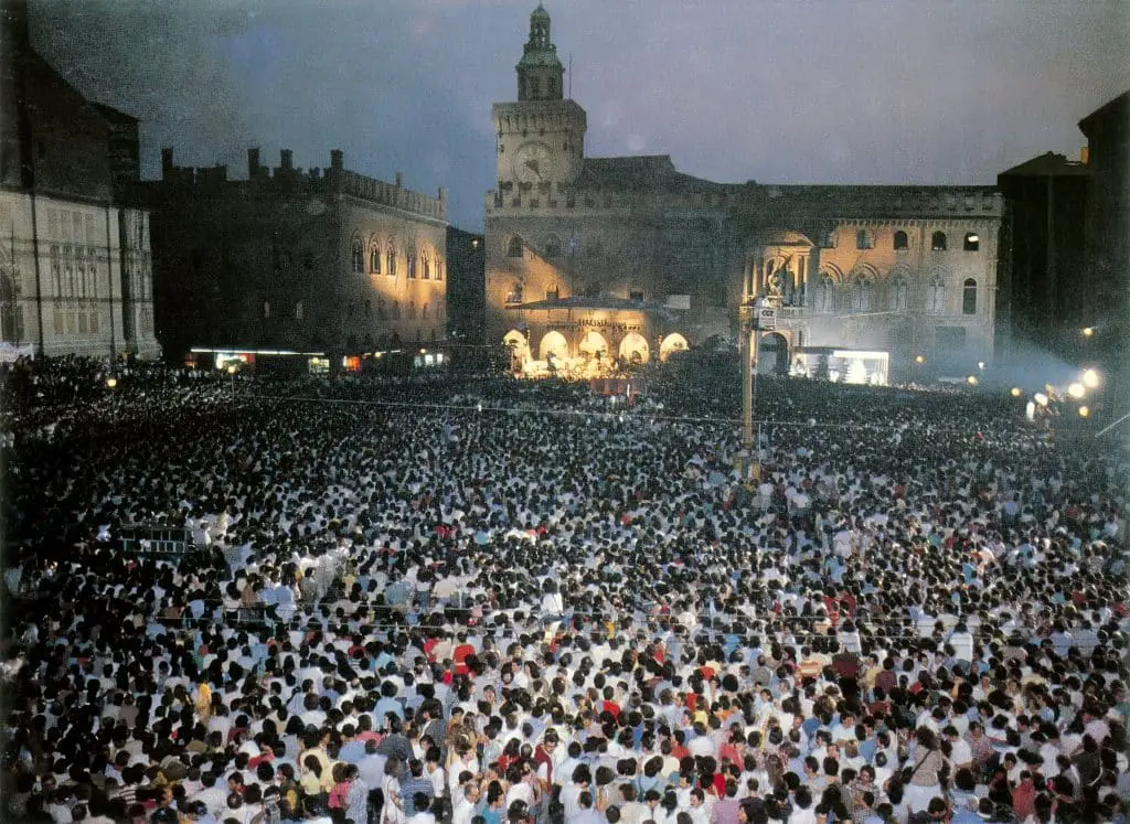 Francesco guccini, fra la via emilia e il west. Al cinema per rivivere il grande concerto del 1984 del cantautore modenese