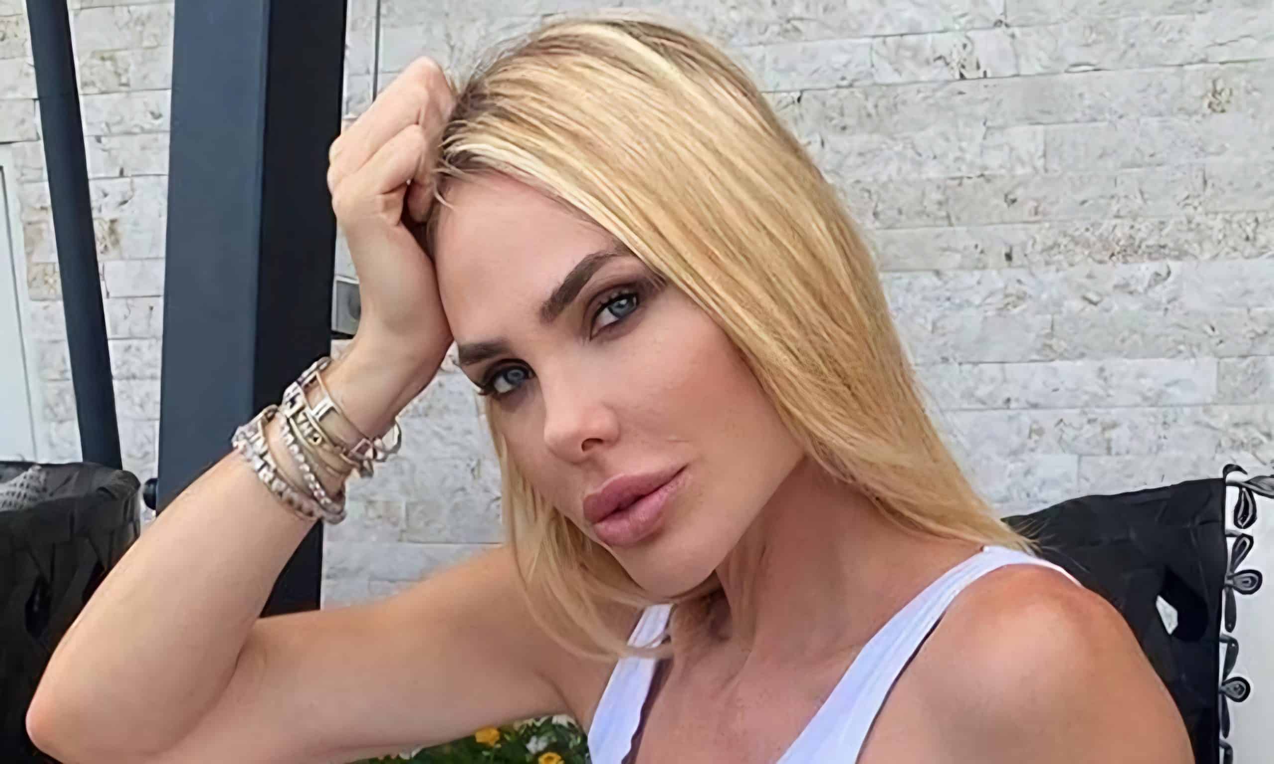 Ilary blasi alla conduzione di uno show televisivo