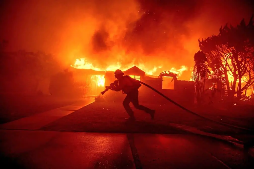 Incendi los angeles, in fumo le case delle star di hollywood