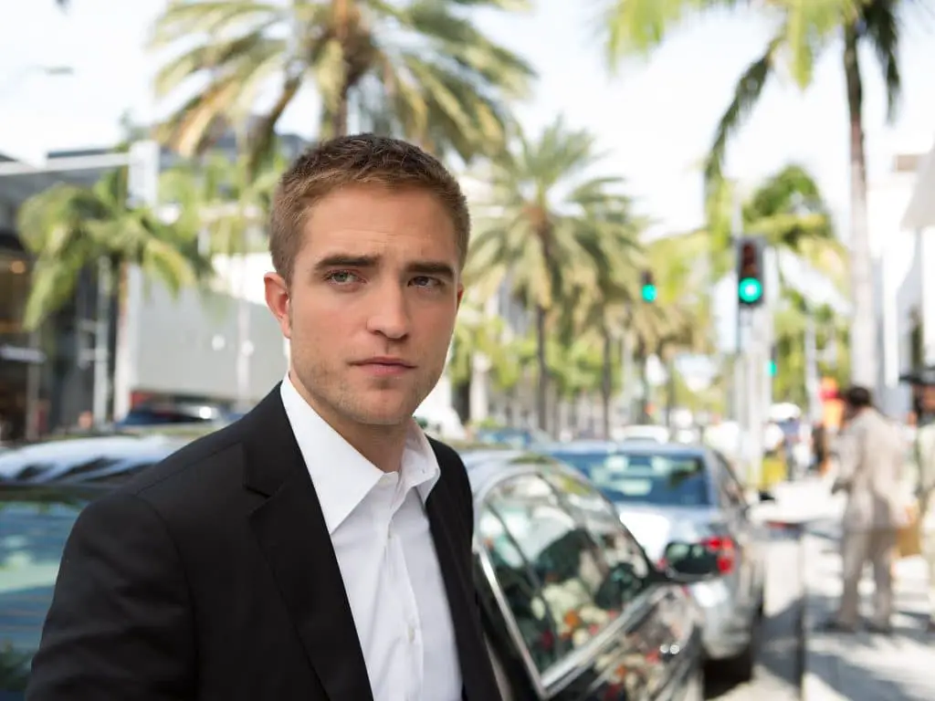 Robert pattinson, fascino londinese tra arte e mercato