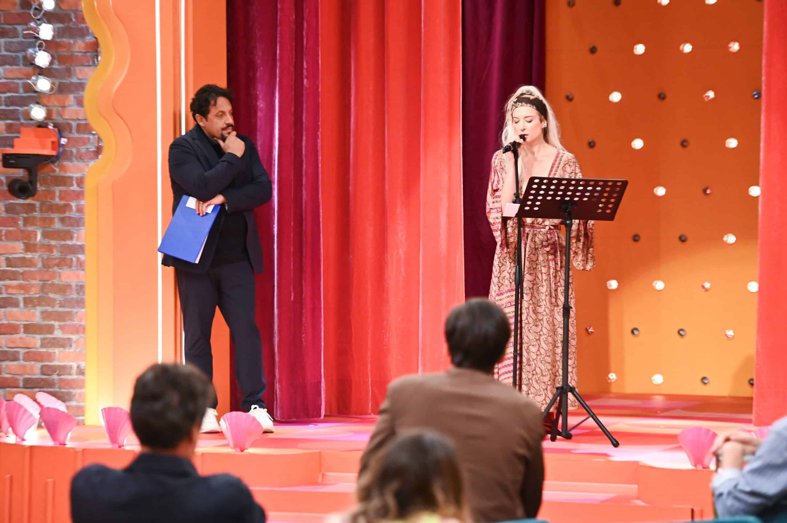 Enrico brignano in uno show televisivo