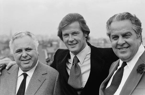 Albert broccoli roger moore e harry saltzman