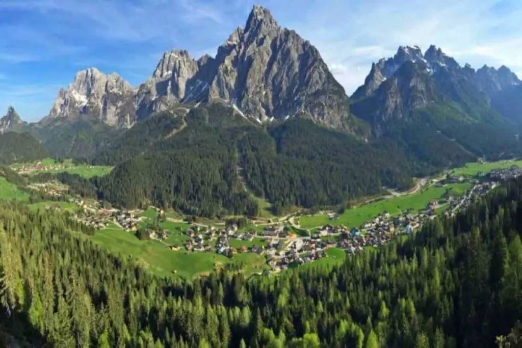 La valle dei sorrisi. Un controverso mistero da svelare La valle dei sorrisi. Un controverso mistero da svelare