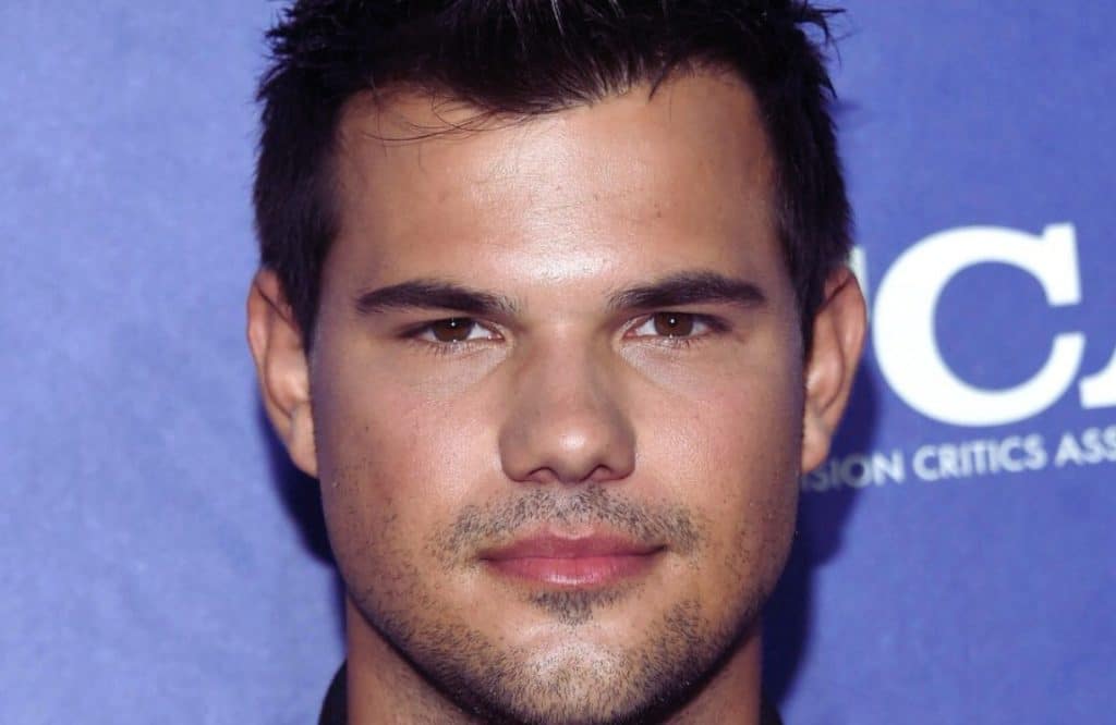Taylor lautner e l'altra faccia di hollywood: l'ultimo colpo prima di sparire Taylor lautner addominali scolpiti