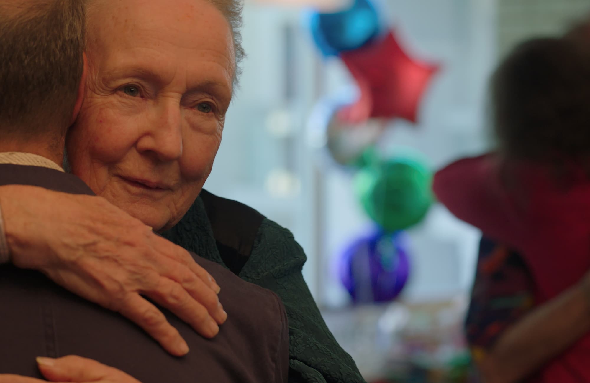Kathleen chalfant in familiar touch, film girato a villa gardens a pasadena