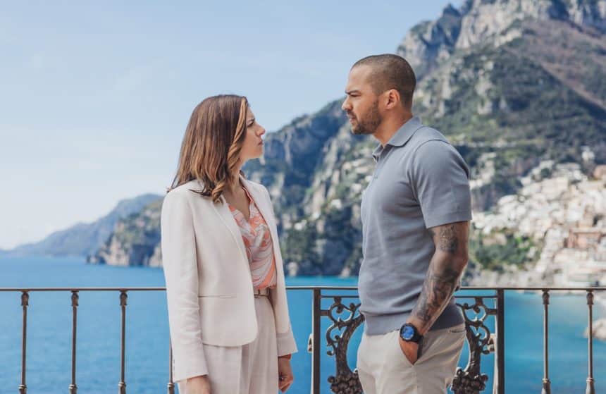Jesse Williams interpreta Daniel De Luca nella serie Hotel Costiera