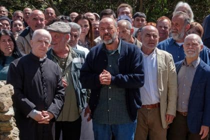 La vita va così trailer e poster