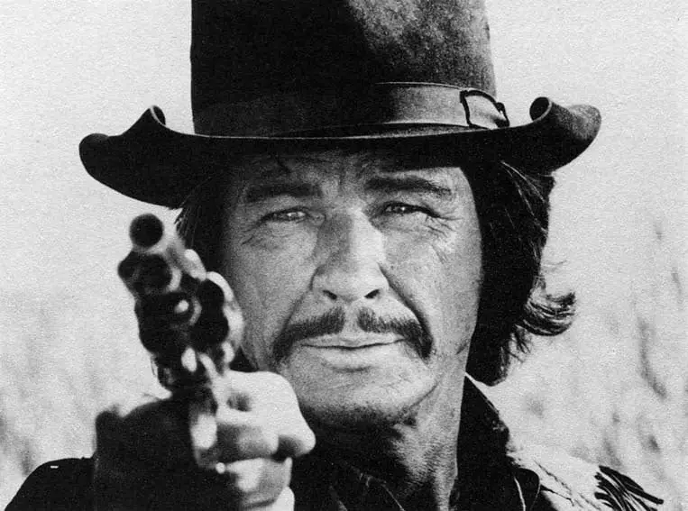 Charles bronson (1921-2003). Ritratto di un attore. Un'icona senza tempo tra il west, l'amore e la notte Charles bronson (1921-2003). Ritratto di un attore. Un'icona senza tempo tra il west, l'amore e la notte