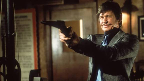 Charles bronson (1921-2003). Ritratto di un attore. Un'icona senza tempo tra il west, l'amore e la notte Charles bronson (1921-2003). Ritratto di un attore. Un'icona senza tempo tra il west, l'amore e la notte