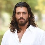 Can yaman, il complesso fisico che sorprende i fan