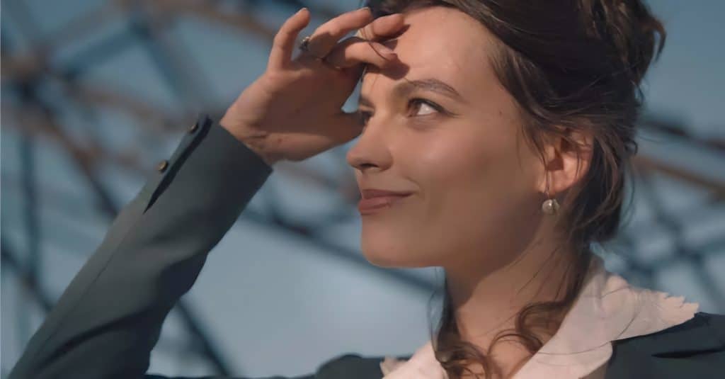 Emma mackey, intensità discreta e fascino d'autore