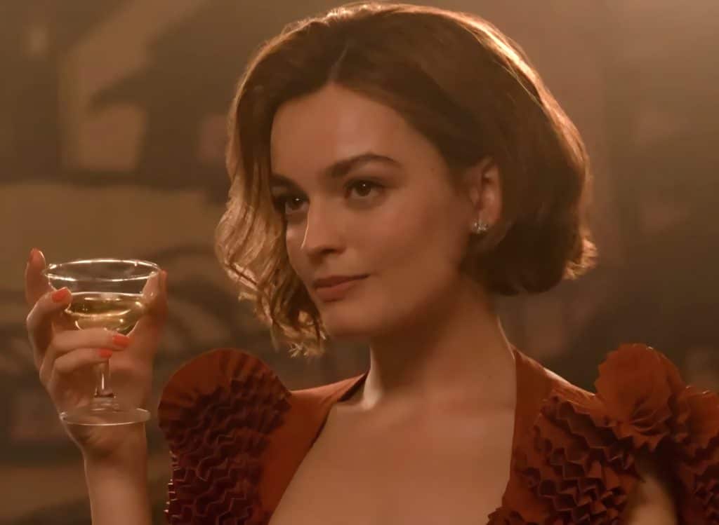 Emma mackey, intensità discreta e fascino d'autore