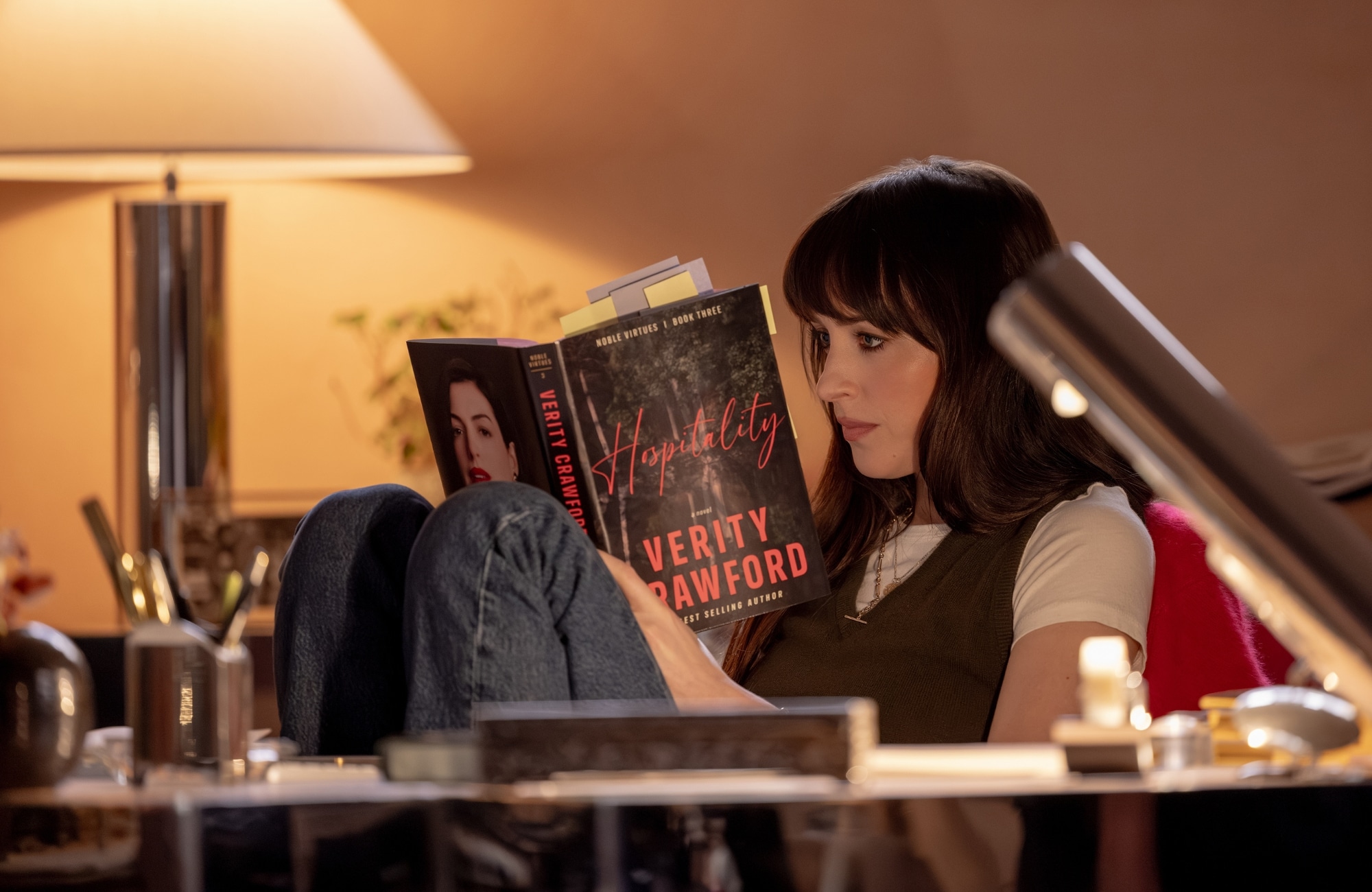 Anne hathaway e dakota johnson nel film verity