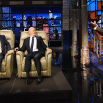 Jon stewart al late show: regalo e addio a colbert