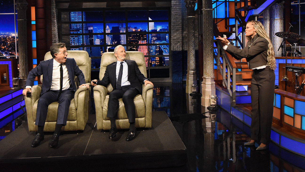 Jon Stewart al Late Show: regalo e addio a Colbert