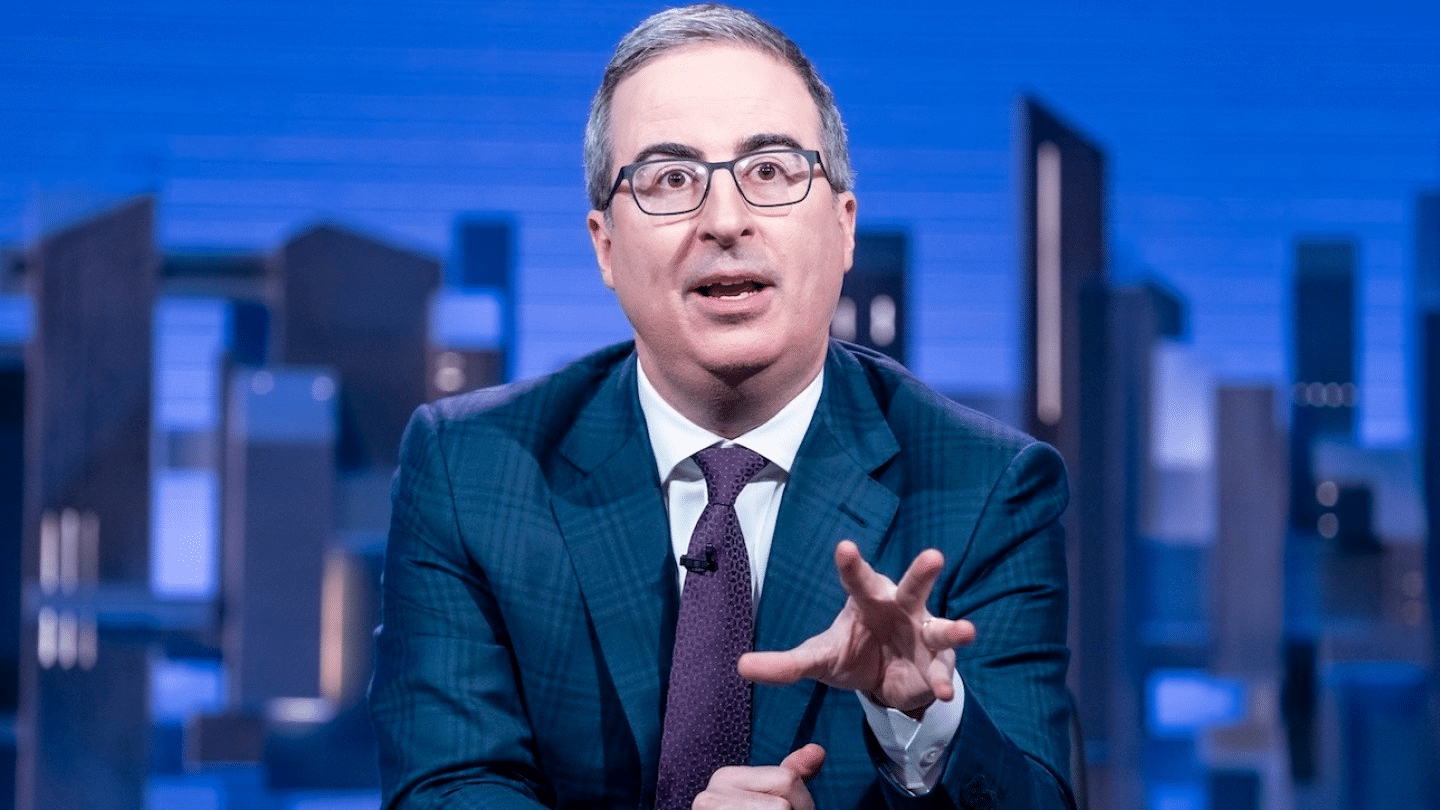 John Oliver attacca il caso Reflecting Pool a Washington John Oliver attacca il caso Reflecting Pool a Washington